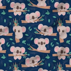 Bébé koala sur branche d'arbre - Fond bleu