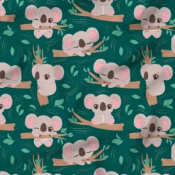 Bébé koala sur branche d'arbre - Fond vert