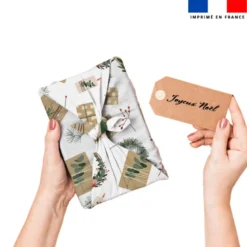 Cadeau papier kraft et couronne de fleur de Noel - Fond blanc