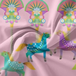 Cheval de caroussel multicolore - Fond rose - Création Lita Blanc