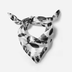 Coupon pour foulard motif fleur sauvage noire