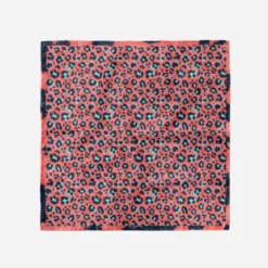 Coupon pour foulard motif léopard bleu sur fond rose