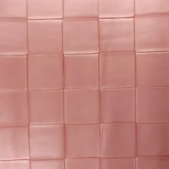 Coupon 50x68 cm - Simili nacré couleur rose à carreaux en relief