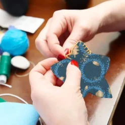 Couronne de Noel bleu claire - Fond bleue