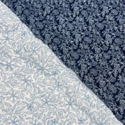 Double gaze matelassée double face motif fleurs bleues