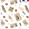 Eucalyptus et cadeau de Noel en papier kraft - Fond blanc