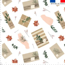 Eucalyptus et cadeau de Noel en papier kraft - Fond blanc