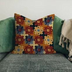 Fleur ethnique bleue orange et bordeaux - Fond beige