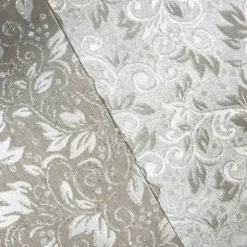 Jacquard motif fleurs blanches et lurex doré