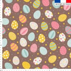 Oeufs de Pâques en chocolat - Fond marron