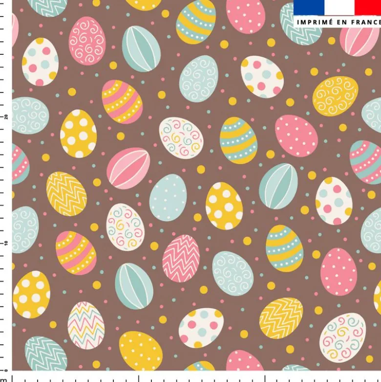 Oeufs de Pâques en chocolat - Fond marron