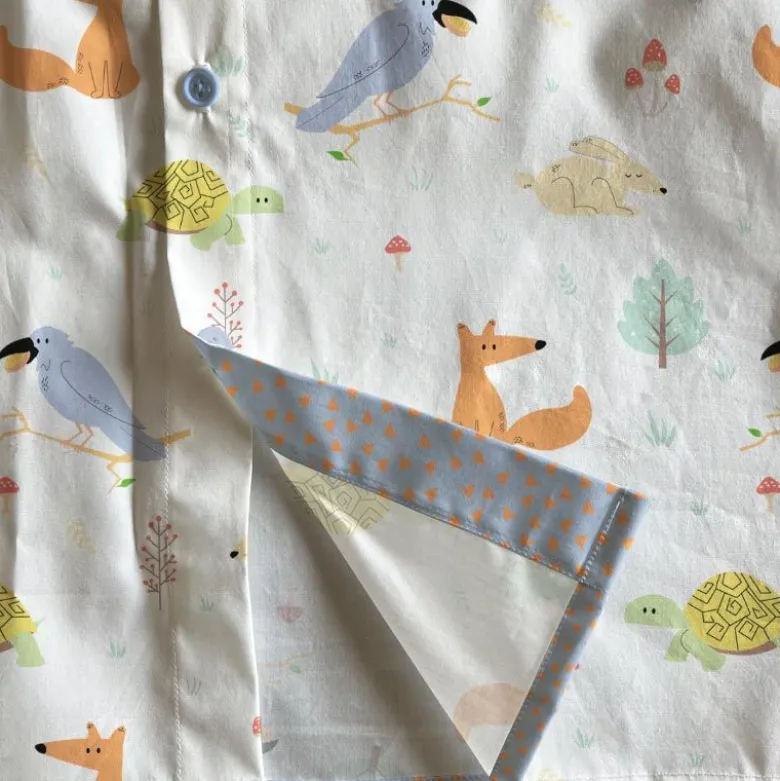 Patron chemise enfant blanche imprimé tortue renard lapin et oiseau