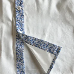 Patron chemise enfant blanche imprimé fleurs champêtres bleues