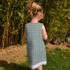 Patron robe enfant motif dentelle et petites fleurs vertes