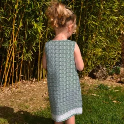 Patron robe enfant motif dentelle et petites fleurs vertes