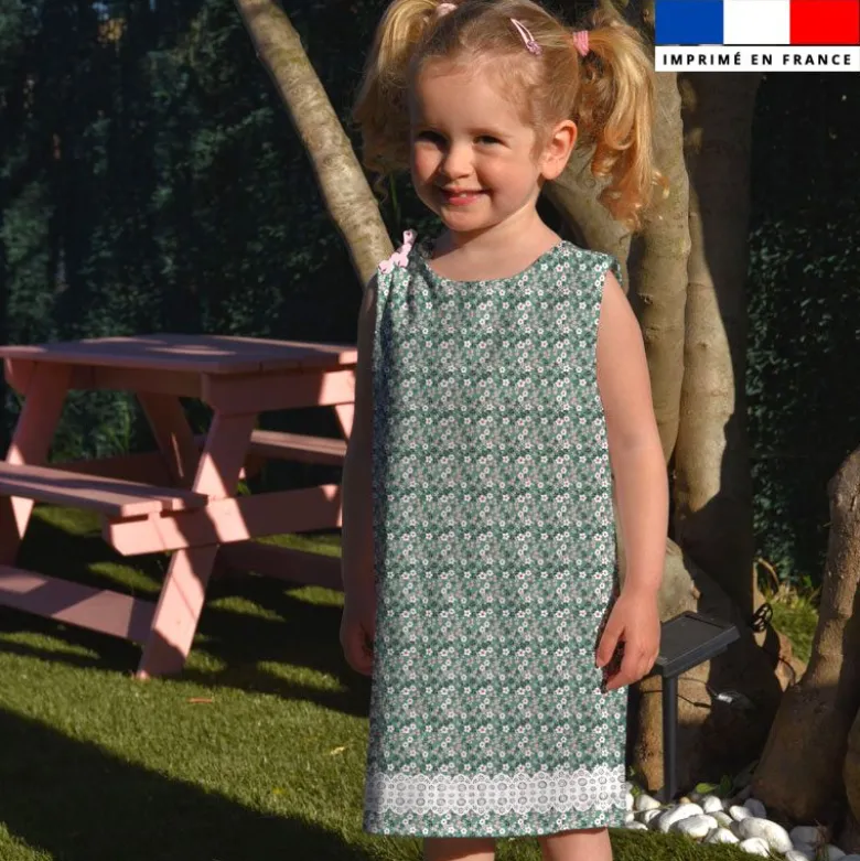 Patron robe enfant motif dentelle et petites fleurs vertes