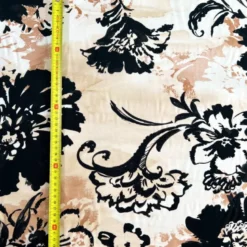 Popeline de viscose beige motif grosses fleurs noires