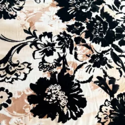 Popeline de viscose beige motif grosses fleurs noires