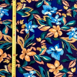 Popeline de viscose bleue motif fleurs aquarelles