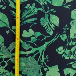 Popeline de viscose bleu marine motif feuilles vertes