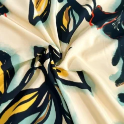 Popeline de viscose écrue motif grand dessin floral bleu foncé