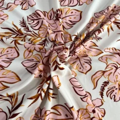 Popeline de viscose écrue motif fleurs et feuilles de monstera roses