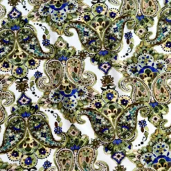 Popeline de viscose écrue motif cachemire et fleurs vertes