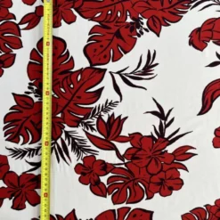 Popeline de viscose écrue motif fleurs et feuilles de monstera rouges