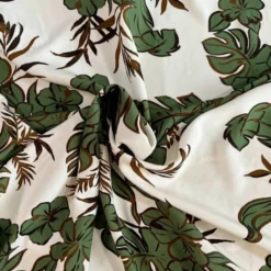 Popeline de viscose écrue motif fleurs et feuilles de monstera vertes