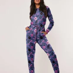 Satin bleu iris motif fleurs roses
