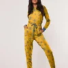 Satin or jaune motif fleurs bleues