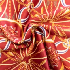 Satin rouge tomette imprimé chaine et ruban bleu et blanc
