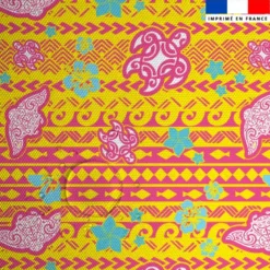 Tissu imperméable jaune motif tortue et raie manta maori rose