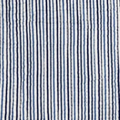 Tissu matelassé bleu indigo réversible motif fleurs blanches et rayures bleues