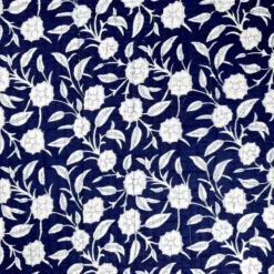 Tissu matelassé bleu indigo réversible motif fleurs blanches et rayures bleues