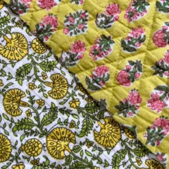 Tissu matelassé double face indien - Fleurs jaunes et roses, rayures lurex