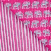 Tissu matelassé réversible motif éléphants ethniques et rayures fuchsia