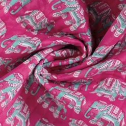 Tissu matelassé réversible motif éléphants ethniques et rayures fuchsia