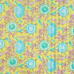 Tissu matelassé réversible motif fleurs colorées et losanges ethniques