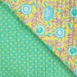 Tissu matelassé réversible motif fleurs colorées et losanges ethniques