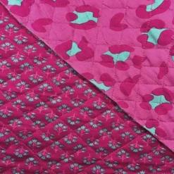 Tissu matelassé réversible motif tâches léopard et fleurs fuchsia