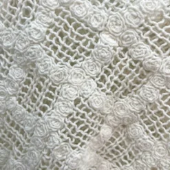 Top haut de robe en crochet blanc motif carreaux et rose