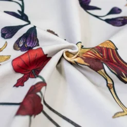 Velours grège imprimé grue royale et fleurs ocre, rouges et violettes