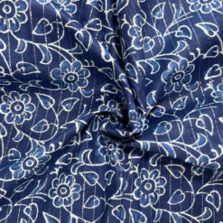 Voile de coton indien rayures lurex bleu motif fleurs blanches et bleues