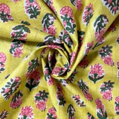 Voile de coton indien rayures lurex jaune motif fleurs roses