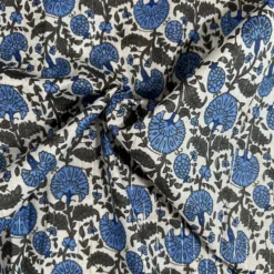 Voile de coton indien rayures lurex blanc motif fleurs bleues et grises
